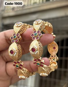 Bracelets élégants en métal Rajwadi avec finition or antique Travail multi-pierres Idéal pour les femmes Vêtements de mariée Festivals et célébrations - Product Image 1