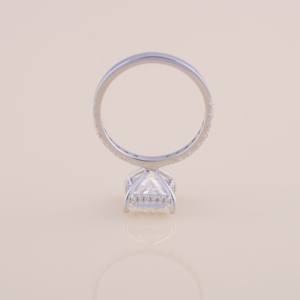 Bague de fiançailles et de mariage solitaire en diamant taille princesse certifié IGI en or blanc/rose et jaune 18 carats avec bande pavée - Product Image 5