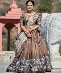 Superbe Lahenga Choli noir pour la soirée dansante de nuit Navratri avec broderie lourde Chunni et robe élégante en velours - Product Image 5