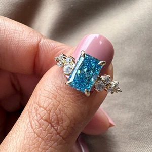 Anillo de Compromiso con Diamante Cultivado en Laboratorio de Corte Radiante de 1.50 Ct, Color Azul Fantasía, en Oro de 14k, Anillo de Boda con Diamante Redondo para Mujer, Regalos - Product Image 4