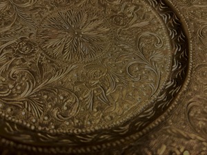 Assiette de chargeur en métal gravé en or antique avec détails floraux ornés pour décor de table à manger luxueux et usage domestique festif - Product Image 2