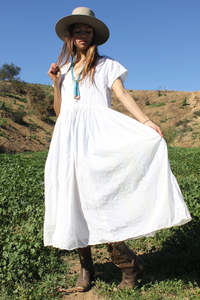 Robe blanche en coton indien brodé, légèrement transparente, avec boutons coquille, col en V, coupe trapèze, longueur thé, respirante et écologique - Product Image 4