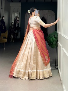 Lehenga Choli en soie jacquard pure Off White avec tissage Zari - Product Image 1