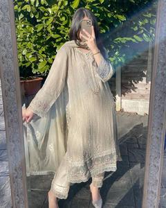 Look lourd Designer fête porter Faux Georgette haut pantalon & Dupatta ensemble avec séquence lourde broderie et coupe travail Kurta pantalon ensemble - Product Image 1