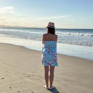 Toalla de Viaje con Diseño Artístico Moderno Personalizado, Toalla de Playa de Secado Rápido para Verano, con Logotipo Estampado a Rayas, Bolsa Duradera con Diseño Único y Novedoso - Product Image 4