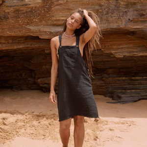 ชุดเดรสขนาดเล็กลายพื้นแดดธรรมชาติชุดสั้นกับฉากหลังของชายหาดที่น่าทึ่งของการก่อตัวของชั้นหินผุกร่อน - Product Image 1