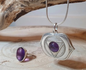 Anillo sencillo de plata fina para mujer con diamante de corte ovalado y piedra preciosa de amatista natural para Bodas de febrero - Product Image 2