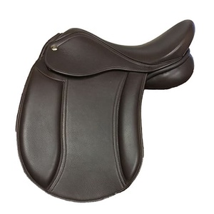 Silla de montar de cuero duradera para espectáculos ecuestres con asiento profundo y cómodo, sistema de ajuste de cinturón y rendimiento fiable. - Product Image 2