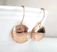 Boucles d'oreilles pendantes en cuivre brut martelé à la main, personnalisables, de haute qualité, style artisanal minimaliste, avec disque de pièce de monnaie de style traditionnel