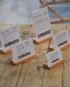 Soporte de exhibición de acrílico de madera moderno para carteles, fotos, tarjetas de menú, ideal para eventos, restaurantes o tiendas - Product Image 1