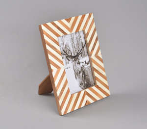 Marco de Fotos Personalizable con Diseño Geométrico Zigzag Hecho a Mano, con Secciones en Madera Cálida y Crema, para un Estilo Contemporáneo - Product Image 3