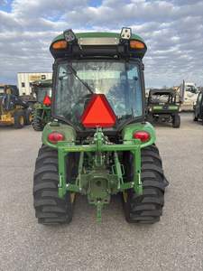Tractor agrícola pequeño John Deere 3039R 2024 completamente nuevo con cabina de fábrica, PTO trasero y central, cortacésped de montaje central, 4x4, a precio económico. - Product Image 5