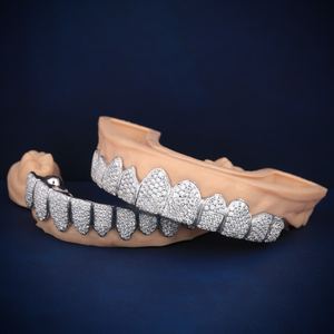 Notre collection exclusive de Grillz de créateur fabriquée en argent sterling 925 avec des diamants Moissanite pour votre style unique - Product Image 4