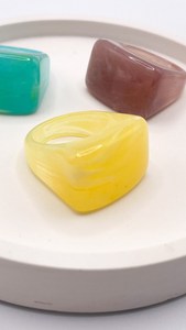 Anillo de resina de alto pulido personalizado al por mayor para mujer, hermosa joyería de moda colorida hecha a mano de la mejor calidad de la India - Product Image 3