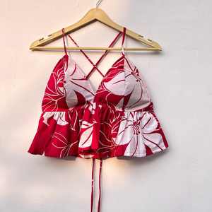 Conjunto floral abstracto rojo de camisa y Bralette Batik algodón India 2 piezas personalizado OEM ropa de playa de talla grande hecho a mano Boho Look - Product Image 2