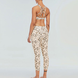 Conjunto de Yoga con estampado elegante para mujer con patrones personalizados Ajuste cómodo y tela transpirable Perfecto para el entrenamiento - Product Image 5