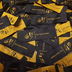 Étiquettes tissées en polyester de couleur personnalisée de haute qualité Nom de marque privé Logo Fin Conception pliante pour vêtements Chaussures Vêtement - Product Image 1