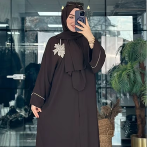 Abaya semi-formelle élégante avec de magnifiques broderies dorées et des manches élastiques, idéale pour le bureau et la famille - Product Image 1