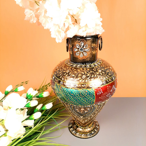 Par de jarrones de metal con acabado en latón antiguo con delicadas ramas florales en relieve. Disponible a precios de mayoreo. - Product Image 2