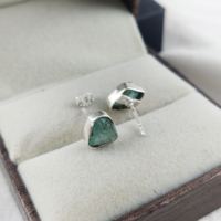 Juego de pinzas de Aguamarina de Plata de Ley 925, pendientes de tuerca de cristal con piedra natal chapada en oro, tachuelas de piedras preciosas naturales, piedra principal Esmeralda