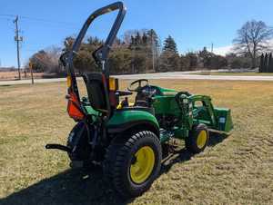 Tracteur utilitaire compact John Deere 2025R neuf/occasion 2023 – Livraison rapide, équipement agricole fiable, pompe, boîte de vitesses, composants essentiels - Product Image 3