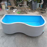 Bassin à poissons de grande taille de forme irrégulière moderne avec système de filtration complet, aquarium sans cadre en acier inoxydable pour un luxe écologique