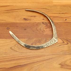 Gargantilla en forma de V con diseño de flores, joyería minimalista bohemia de latón dorado para mujer, Idea de regalo de aniversario - Product Image 3