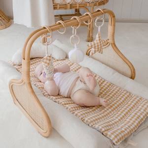 Fournisseur direct de gyms d'activités pour bébés en rotin, gyms de jeu écologiques, tapis de jeu interactifs - Product Image 3