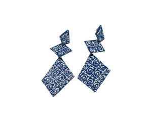 Material de latón de alta calidad, acabado dorado mate, pintura a mano, pendiente de diseño de Pottary azul para niñas y mujeres - Product Image 6