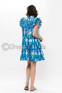 Hecho de popelina de algodón ligeramente estructurada Manga con volantes en la parte delantera y trasera Botón que detalla la parte trasera del vestido - Product Image 3