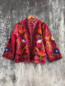 Chaqueta de terciopelo Suzani hecha a mano de lujo con bordado tradicional colorido – Prenda única de estilo bohemio para festivales y eventos nocturnos - Product Image 3