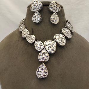 Juego de acabado Royal Look Kundan para novias con cadena trasera ajustable Estilo antiguo Vibes Perfecto para festivos - Product Image 1