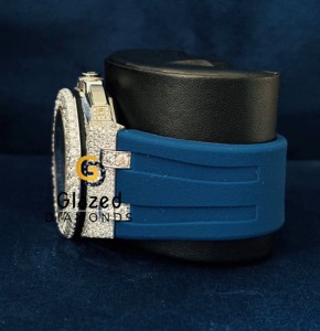 Montre analogique de style hip-hop avec bracelet en silicone bleu personnalisé, sertie de diamants en moissanite de qualité VVS, couleur DEF, taille brillant - Product Image 5