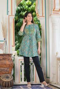 Kurti court en rayonne à imprimé géométrique noir pour femmes, avec col rond et manches 3/4, conçu pour un port quotidien doux et confortable - Product Image 5