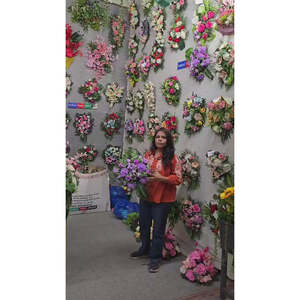 Arrangement mural en cascade de fleurs artificielles Lavande Rêve et feuillage tropical - Product Image 2