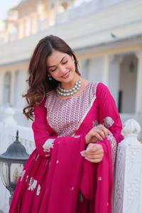Robe Anarkali brodée magenta pour femmes Unity Luxure avec dupatta, tenue de fête et de mariage de luxe - Product Image 3
