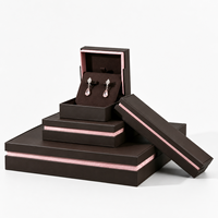 Boîte de présentation carrée personnalisée en cuir PU marron avec doublure en velours rose pour emballage de colliers – Vente en gros