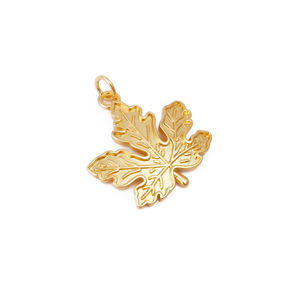 Charme de pendentif en laiton plaqué or inspiré de la nature d'automne Design détaillé de feuille d'érable pour la fabrication de colliers accessoires cadeaux - Product Image 2