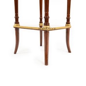 Table d'appoint carrée haute de luxe en acajou avec plateau en marbre blanc et accents en laiton doré orné pour une décoration d'angle classique de la maison - Product Image 5