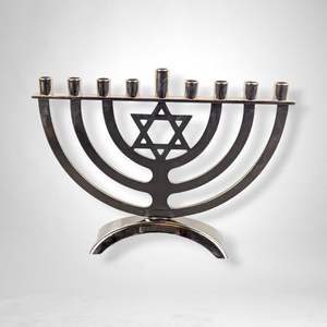 Menorá Plateada Metálica para Hanukkah, Elegante Candelabro Moderno con Diseño Único para Celebraciones de Festividades Judías - Product Image 3
