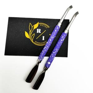 Pousse-cuticules à double extrémité avec coupe-bord incurvé Dissolvant de métal en acier inoxydable personnalisé et écologique Emballage en boîte OEM - Product Image 1