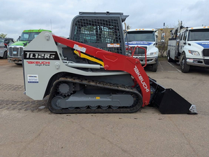 Le Takeuchi TL12R2 est un chargeur compact sur chenilles haute performance, doté d'un puissant moteur diesel. - Product Image 1