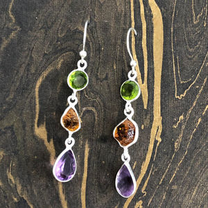 ต่างหูทองคำ 18K แบบห้อยประดับพู่ห้อยหลายเม็ด ประดับด้วยอเมทิสต์ โอนิกซ์ มุก และเพชร สำหรับงานแต่งงาน เครื่องประดับคริสเตียน (น้ำหนัก 3.4 กรัม) - Product Image 1