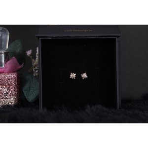 Boucles d'oreilles tendance en argent sterling en forme de flocon de neige avec diamant taille poire et placage or rose - Product Image 1