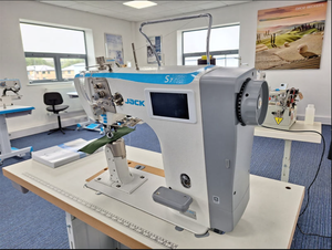 À VENDRE Machine à coudre industrielle à rouleaux cylindriques Ja-ck S7 avec poignée en plastique et construction en acier pour chaussures en cuir et vêtements - Product Image 5