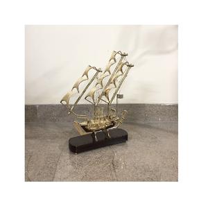 Nouvelle Sculpture de navire en laiton Hot Seller Décoration de table Utilisation Sculpture en aluminium de navire de luxe pour la décoration de pièce d'exposition et de salle d'exposition - Product Image 1