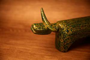 Statue de buffle en laque verte de luxe avec cloche - Figurine de taureau vietnamienne artisanale Feng Shui pour la décoration intérieure et cadeau d'affaires - Product Image 5