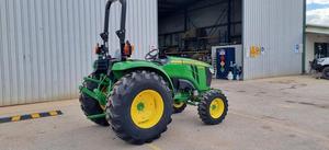 Tracteur utilitaire compact John Deere 4066M 4RM et 2RM, moteur et boîte de vitesses, puissance nominale de 160 ch, état neuf, modèle 2021 - Product Image 3