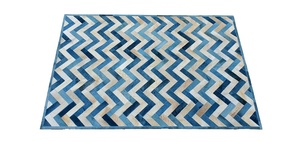 Tapis en cuir de vachette à chevrons teints en blanc et bleu, fait à la main, tapis patchwork en cuir pour la décoration intérieure moderne - Product Image 2