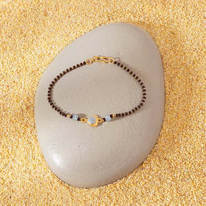 Pulsera Mangalsutra de Oro con Corazón - Joyería Fina con Cuentas - Product Image 1